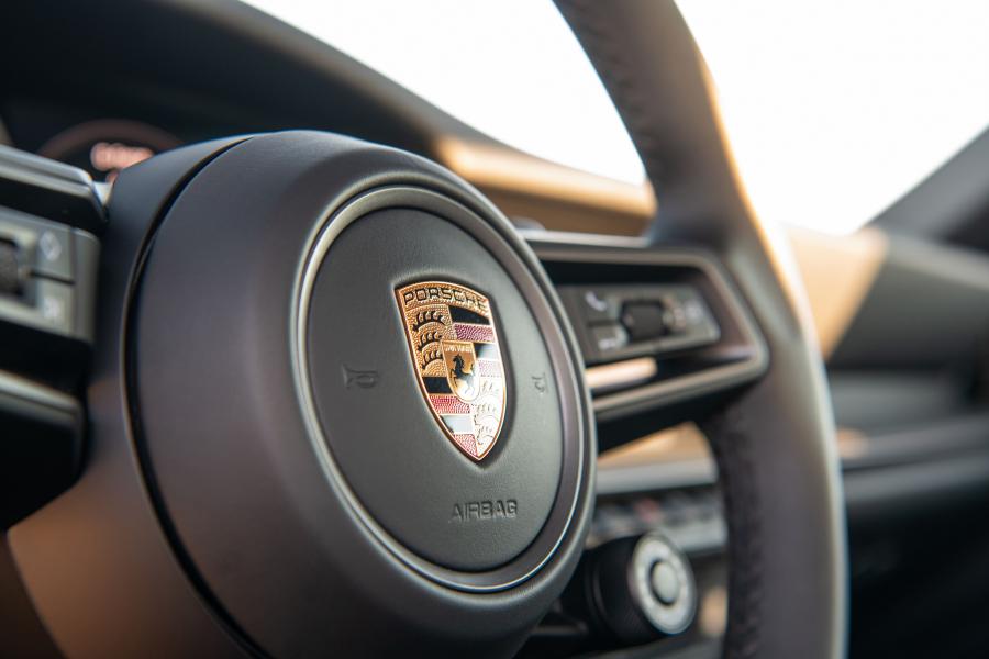 Детали интерьера Porsche 911 Carrera Cabriolet (992) 2019 года  (NA) (фото 24 из 40)